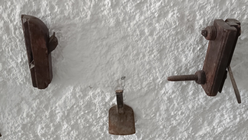 CEPILLO DE CARPINTERO ANTIGUO, PALETA PEQUEÑA Y TORNILLO DE BANCO PEQUEÑO
