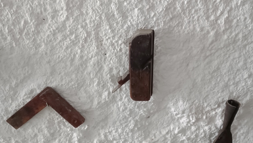 GARLOPA PEQUEÑA, ESCUADRA DE CARPINTERO ANTIGUA Y GUBIA 